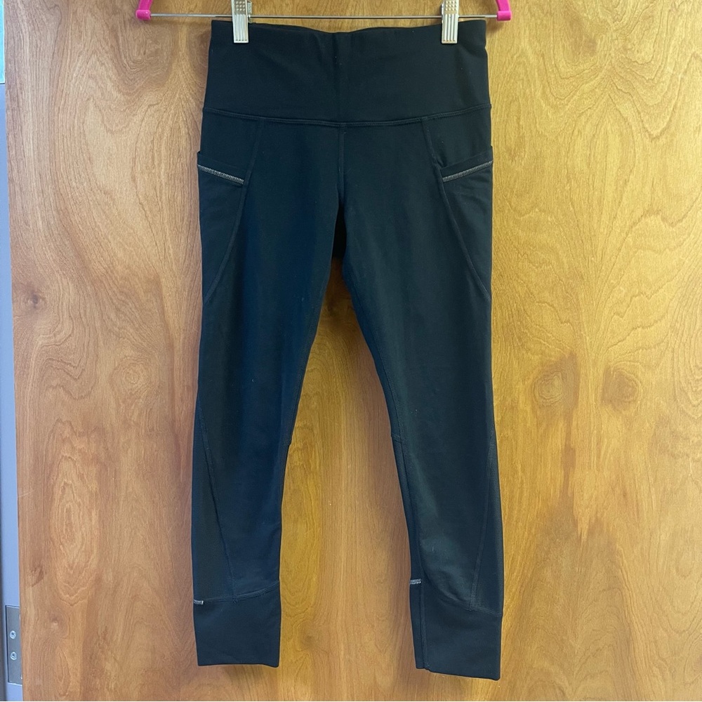 Athleta Relay Capri 2.0 Leggings Women XS Black Capri Side Pockets EUC - Picture 2 of 10